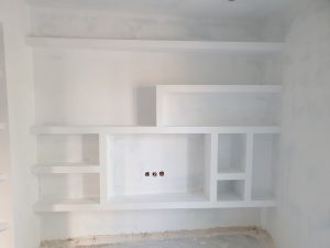Κατασκευή ράφια και θέση τηλεόρασης